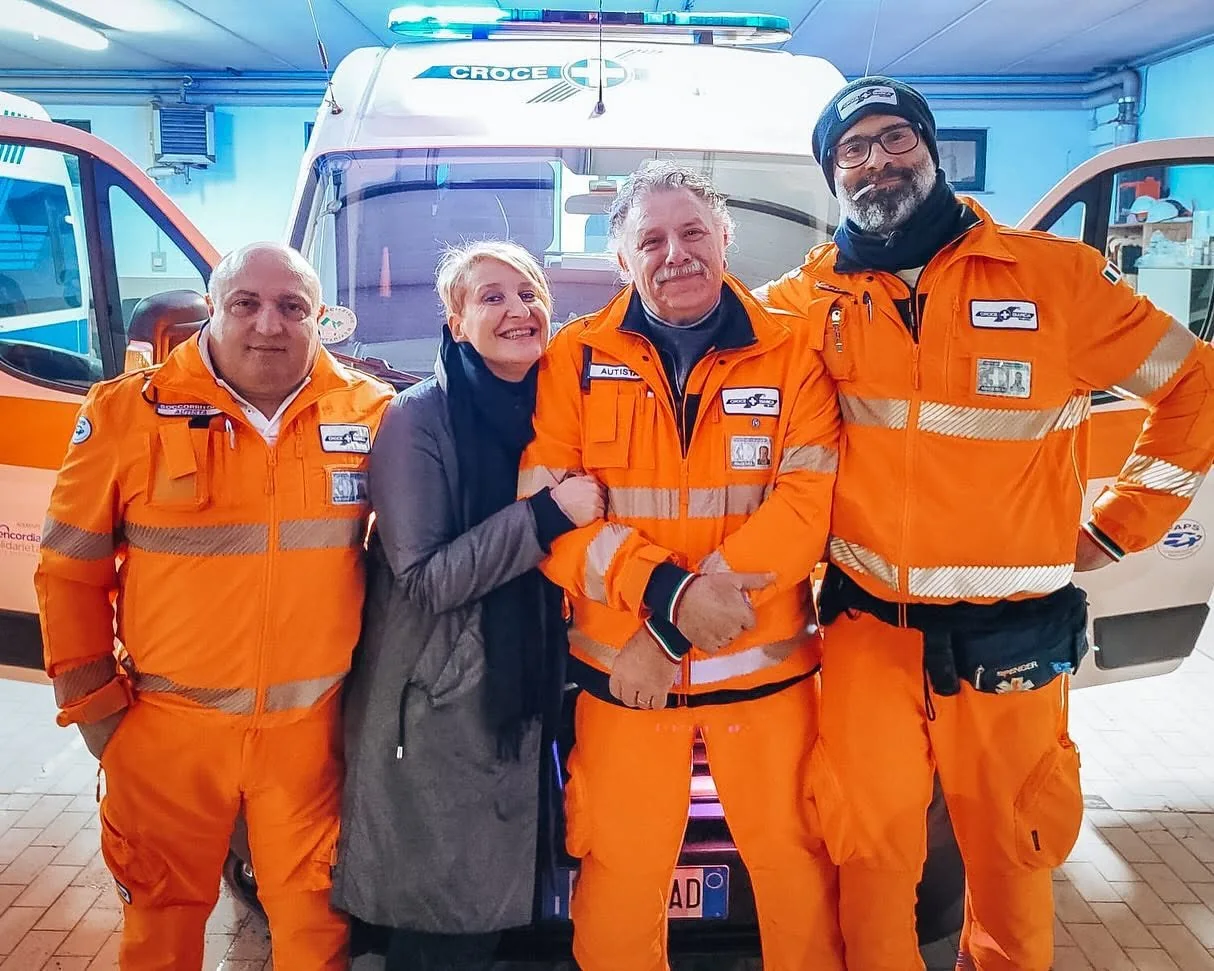 Volontari di Croce Bianca Magenta davanti alle ambulanze in sede