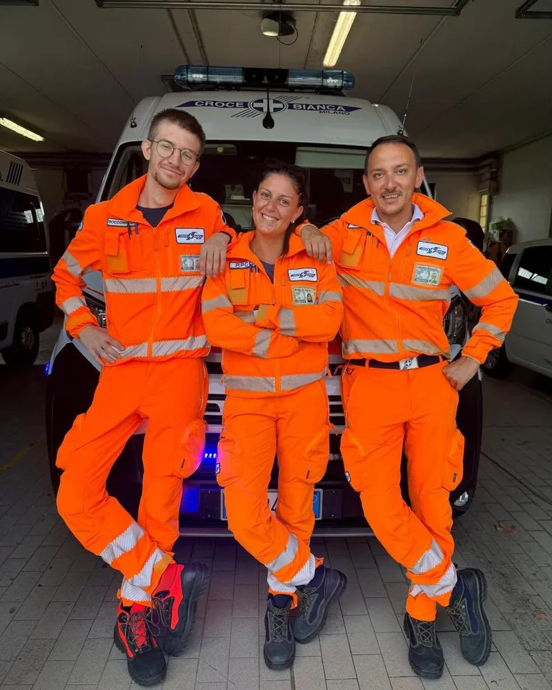 Un equipaggio in divisa davanti all'ambulanza